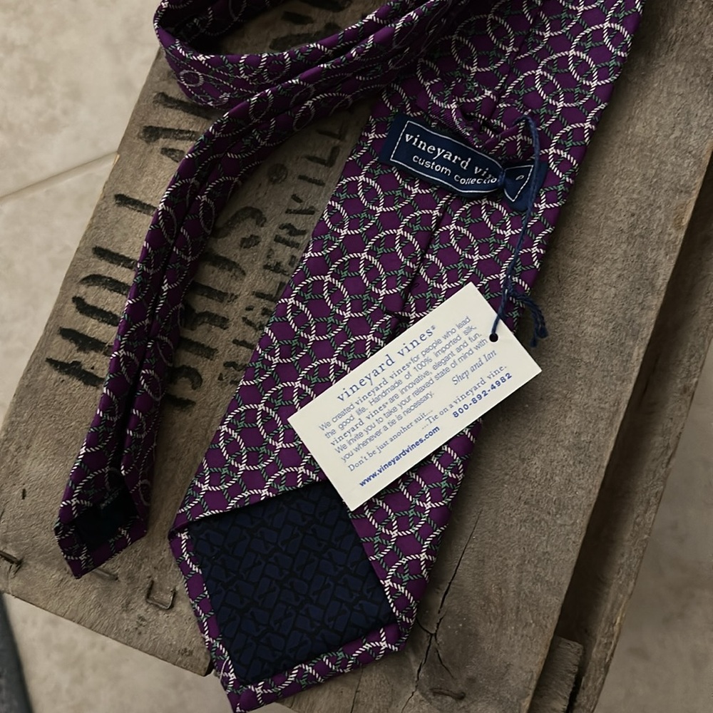 NWT Vineyard Vines Tie Light Purple with Circles - Picture 4 of 5